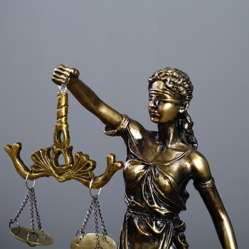 仿古铜女神忒弥斯雕塑雕像律师办公室公平小雕像正义法律天平摆件