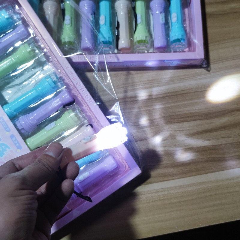 零售1元店马卡龙手电筒小玩具儿童发光玩具小卖部热卖