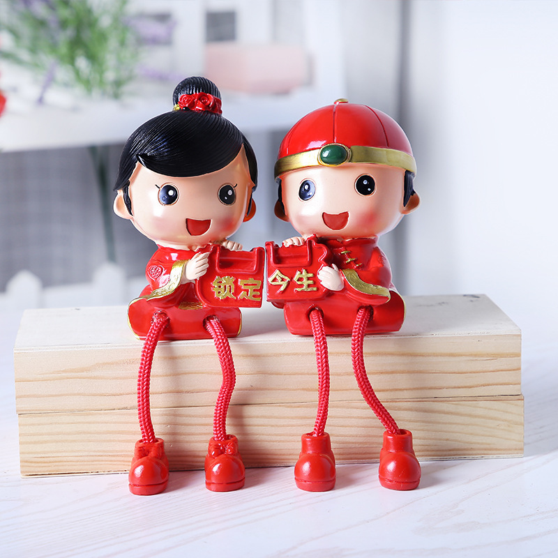 中式喜庆婚房装饰摆件吊脚亲嘴娃娃树脂工艺礼品家居创意手工精美