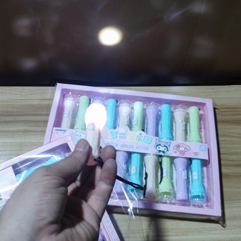 零售1元店马卡龙手电筒小玩具儿童发光玩具小卖部热卖