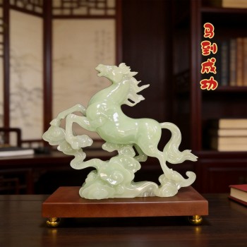 马到成功阿富汗玉树脂仿玉摆件木底座酒柜开业商务送礼