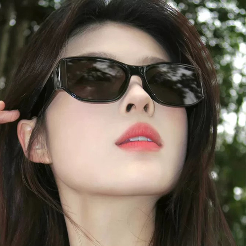 曲面墨镜女高级感显脸小网红同款太阳眼镜开车专用防紫外线太阳镜