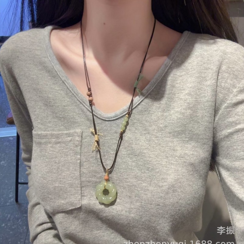 天然正品和田玉绞丝平安扣浅青玉男女款玉石项链新玉吊坠大众简约