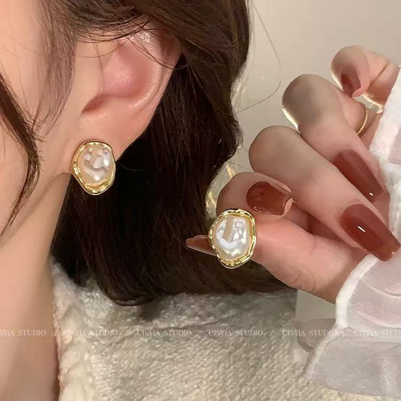 复古气质金属耳钉女2025新款爆款网红小众高级感耳环金色百搭耳饰