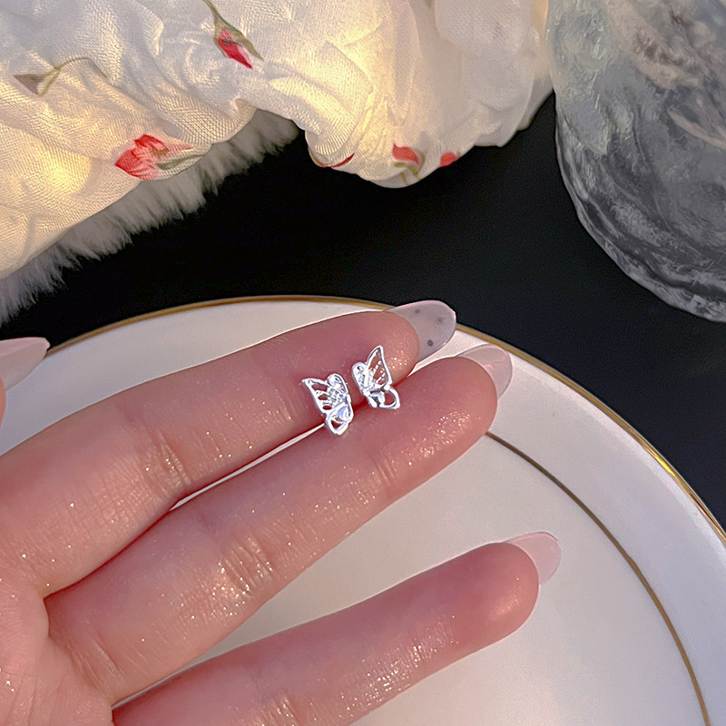 S925银耳钉女养耳洞耳环2025年新款爆款小众设计耳骨钉高级感耳饰