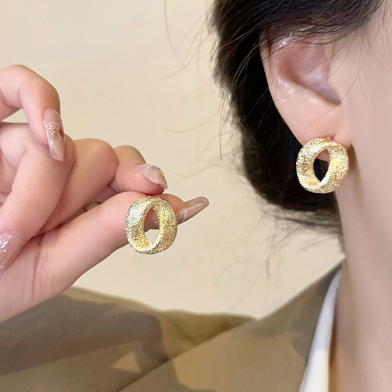 复古气质金属耳钉女2025新款爆款网红小众高级感耳环金色百搭耳饰