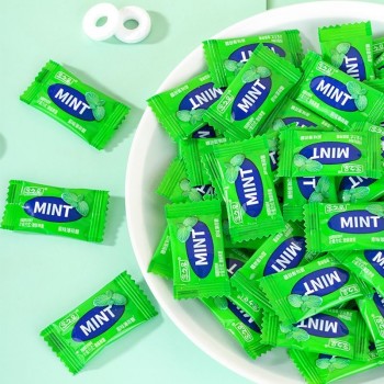 The ringed mint candies are strong, cool and refreshing, old-fashioned small candies for front desk caterers to entertain.