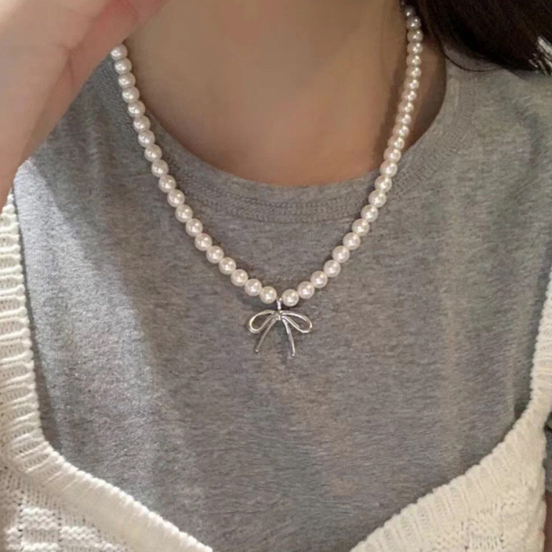 温柔蝴蝶珍珠项链配裙子女轻奢小众高级感锁骨链2024新款颈链配饰